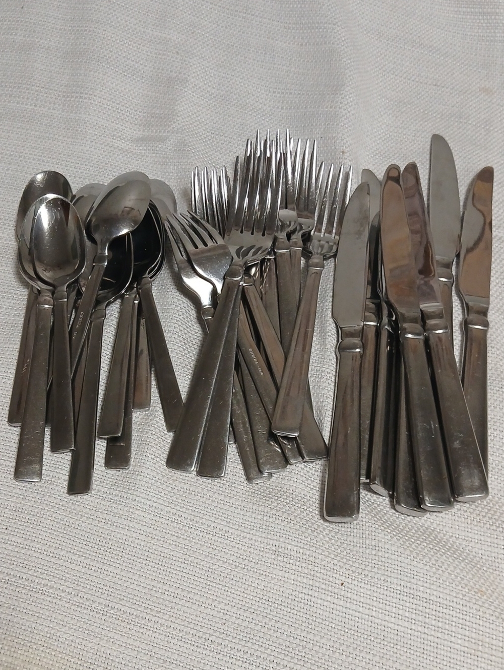 44 Pieces Oneida 18/0 Silver Stainless Steel Flatware Set